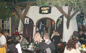 Sitzbereich des Irish Pub auf dem Dorfplatz