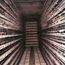 Die Trockenkammern werden durch die Abwärme des Ringofens und künstlicher Gasbefeuerung entsprechend temperiert.