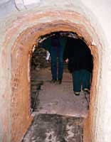 In eine der 18 Kammern des Ringofens werden die Rohlinge zum Brennen eingefahren.