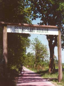 auf dem 53igsten Breitengrad kreuzt der Wanderweg den Ostfrieslandquator