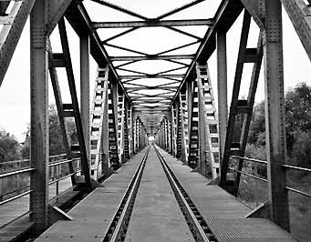 Eisenbahnklappbrücke "Friesenbruicke" größte Eisenbahnklappbrücke Deutschlands - Verbindungsweg für Radfahrer von der Internationalen Dollartroute zur Fehnroute; Länge: 335 m; Durchlass: 25m; Schienenhöhe: 7,7m über NN
